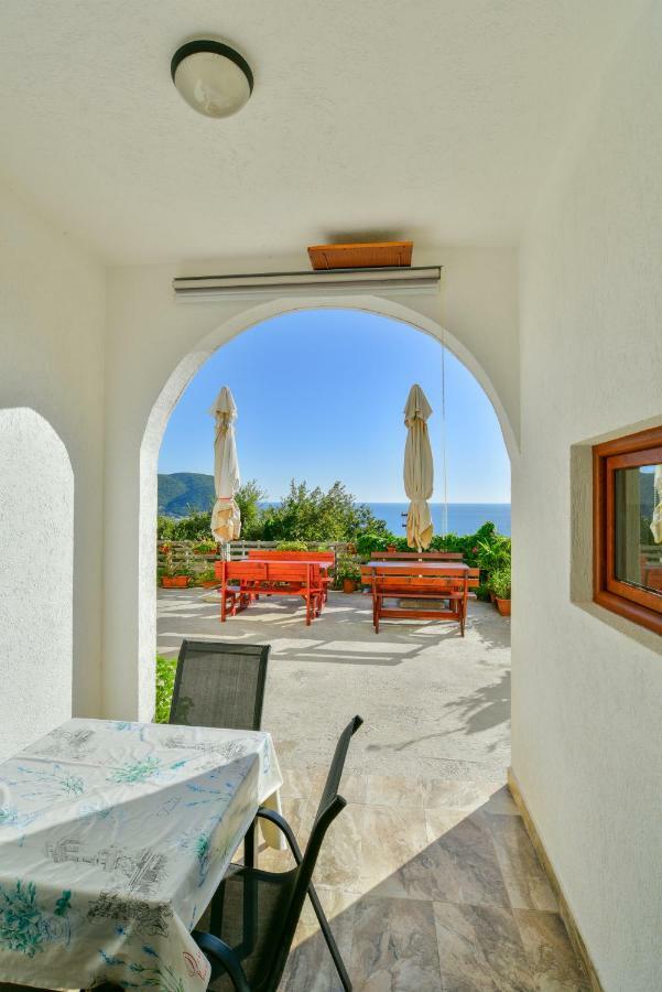 Pataki Guesthouse Petrovac エクステリア 写真