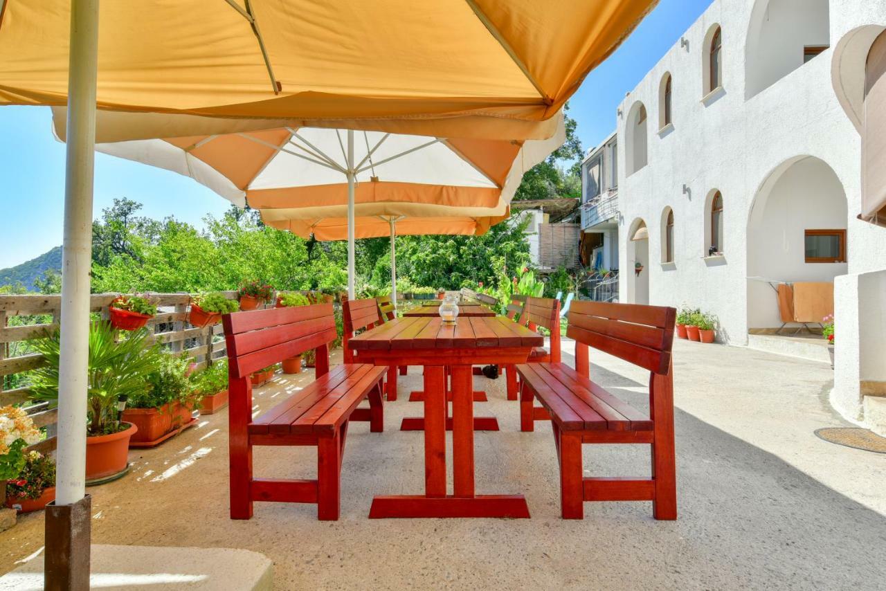 Pataki Guesthouse Petrovac エクステリア 写真